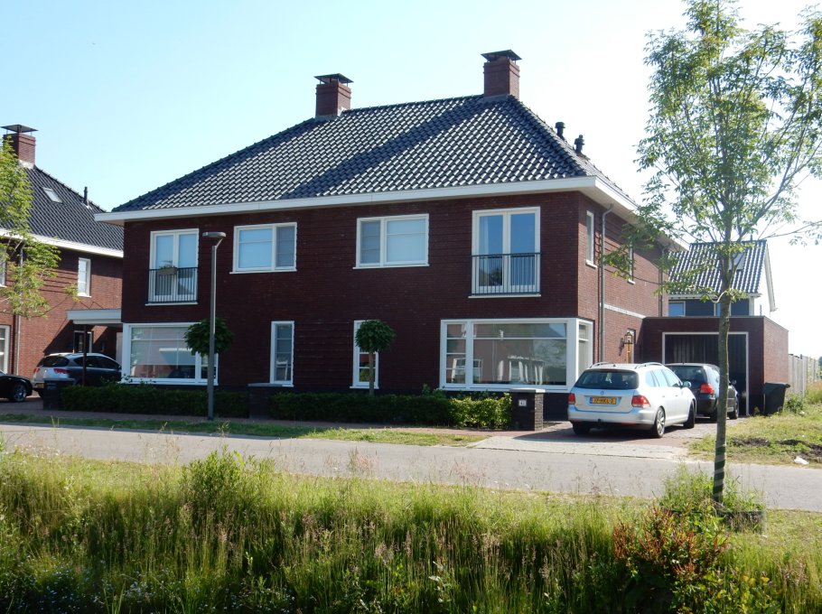 8 woningen aan de Hesselerbeek in Borne